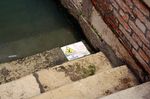 Ступени на набережных Венеции после приливов и наводнений бывают чрезвычайно