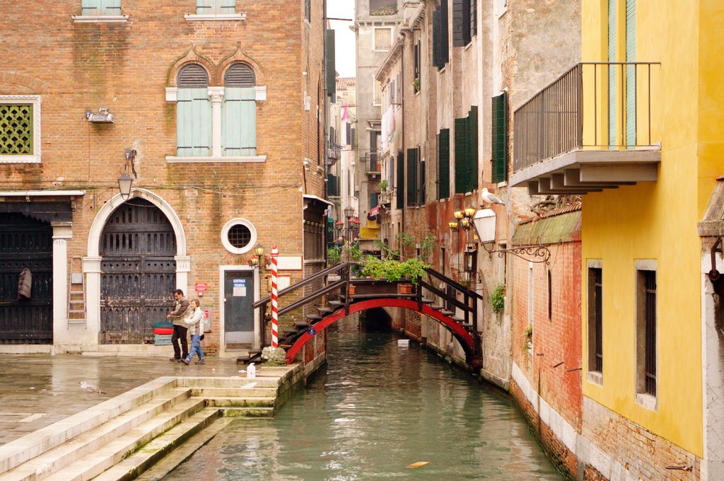 В Венеции попадаются мостики, которые ведут непосредственно к