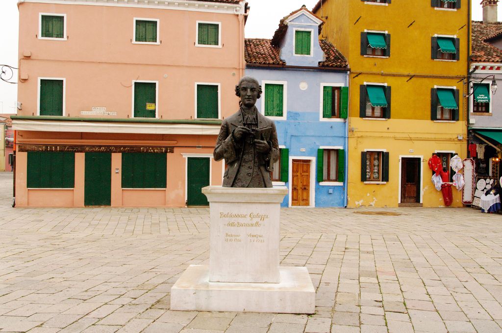 Памятник уроженцу Бурано композитору XVII века Бальдассаре Галлупи,