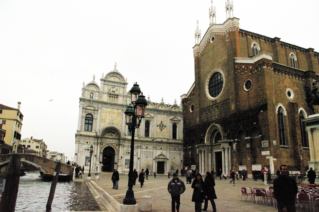Слева от церкви - ренессансное здание Скуолы Гранде-ди-Сан-Марко