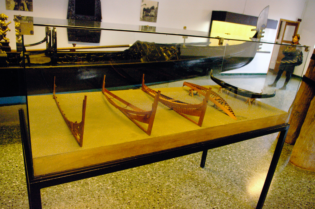 В музее есть экспонат, объясняющий поэтапное строительство гондолы.