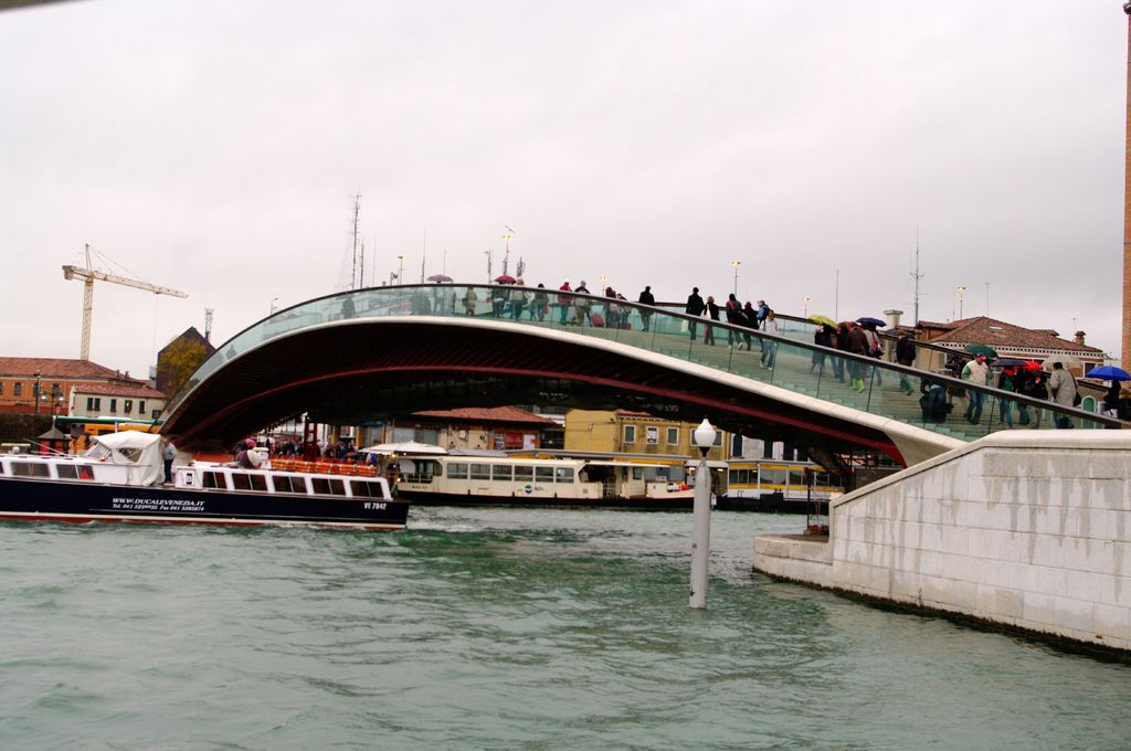Мост Конституции через Гранд-канал Венеции создан по проекту
