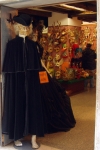 У входа в магазин, где продаются венецианские маски. На красной