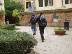Парк Саворньян (Parco Savorgnan). "Группа здоровья" с палочками для ходьбы