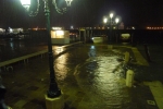 Набережная у площади Сан-Марко 31.10.2012. Вода наступает. Мостки уже приготовлены,
