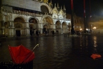 Площадь Сан-Марко 31.10.2012. Шквалистый ветер запросто выворачивает зонтики. Поломанные зонтики