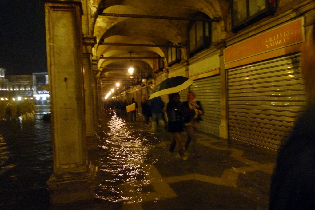 Площадь Сан-Марко, галереи Прокураций 31.10.2012 В затопленных галереях