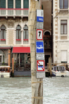 Дорожные знаки в Венеции есть, но они - на каналах,
