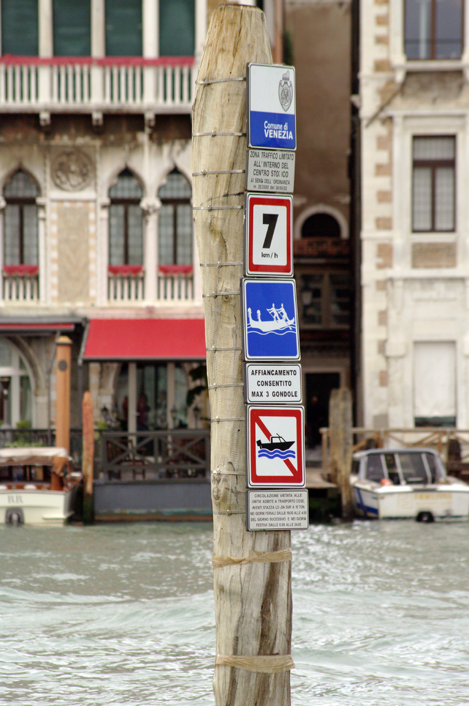 Дорожные знаки в Венеции есть, но они -