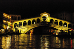 Мост Риальто ночью.