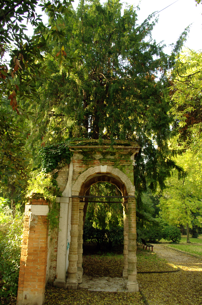 Старый парк Саворньян (Parco Savorgnan) у площади Сан-Джеремия