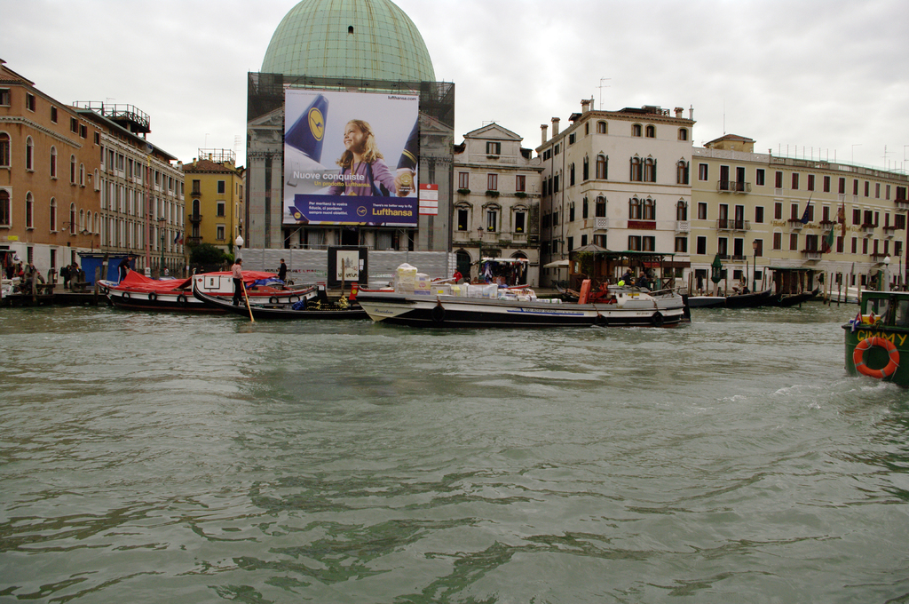 Реклама есть и в Венеции. Правда, почти всегда