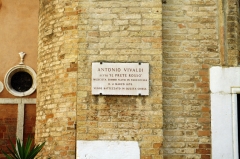 Мемориальная доска на венецианской церкви S.Giovanni Battista in Bragora о крещении Антонио Вивальди. 