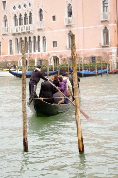 Трагетто - еще одна разновидность общественного транспорта в Венеции. Специальная гондола может перевезти на другой берег Большого канала до 14 человек. Стоимость перевоза - всего 50 евроцентов.