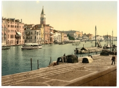 Вапоретто на входе в Гранд-канал на фотографии, сделанной в конце XIX века (между 1890 и 1900 гг.).