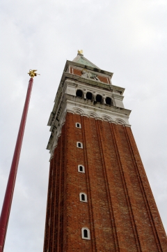 При открытии карнавала с этой колокольни на площадь Сан-Марко спускается ангел.