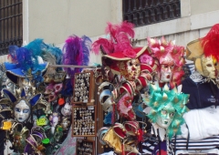 Маски в Венеции продают и на улицах.