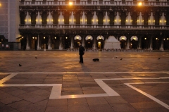 Раннее утро на площади Сан-Марко в Венеции. Пока почти нет ни людей, ни голубей. Только хозяева с собаками, фотографы, дворники и любители бега. Да и этих совсем немного.