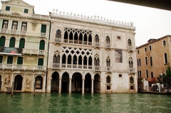 Дворец Ка д’Оро (Ca' d'Oro, Золотой дом) на Большом Канале. На фотографии парадный вход несколько подтоплен: небольшое ноябрьское наводнение, типичное для Венеции.