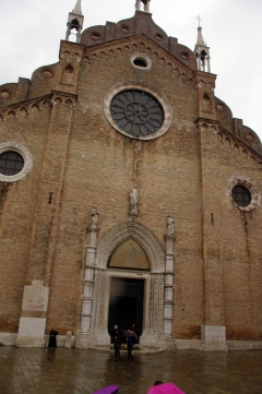 Один из самых известных соборов Венеции Санта-Мария Глориоза деи Фрари расположен на одноименной площади в районе Сан-Поло. 