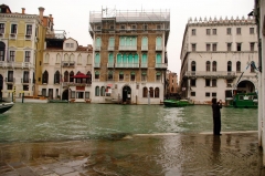 На Гранд-канале нет набережной. Только отдельные небольшие кусочки. Кроме того, он очень кривой, а мостов всего четыре (почти три, поскольку два стоят почти рядом в районе площади Рома). Все это затрудняет ориентацию в городе, приближая вероятность заблудиться к 100%. Но это не страшно, поскольку Венеция - сравнительно небольшой город.