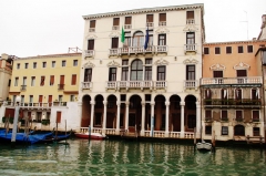 Архитектура всех дворцов Венеции похожа. Это вызвано необходимостью облегчения конструкции здания, которое ставилось на вбитые в дно сваи.