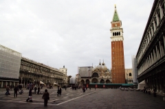 Кампанилла, главная доминанта морского фасада Венеции, с этой точки выглядит немного тяжеловесно
