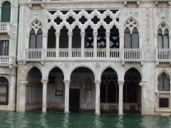 Дворец Ка д’Оро называют готической жемчужиной Венеции, раньше он был позолочен, его называли Золотым домом. Снимок сделан во время наводнения, первый этаж подтоплен.
