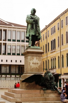 Памятник Даниэлю Манину - один из немногих памятников Венеции, жившей под лозунгом "Личность - ничто, Венеция - всё". На постаменте начертана только фамилия патриота. А ведь последнего венецианского дожа, который запятнал себя тем, что сдал Венецию Наполеону без боя, тоже звали Манин. Говорят, Даниэль Манин, возглавив восстание против засилья австрийцев в марте 1848 года, очень хотел вернуть своей фамилии добрую славу в Венеции. И ему это удалось.