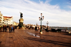 Памятник первому президенту объединенной Италии Виктору Эммануилу II на набережной Дельи-Скьявони (Riva degli Schiavoni, ведущей от  Дворца Дожей к Арсеналу.