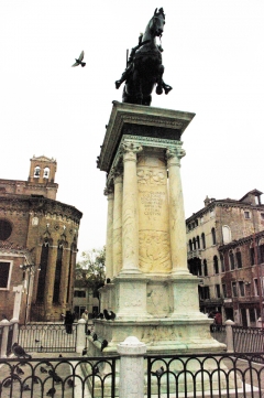 Памятник кондотьеру Бартоломео Коллеоне в Венеции. Кондотьер хотел, чтобы его памятник был размещен у базилики Сан-Марко. Но хитрые городские власти, воспользовавшись неточностью формулировки договора, поместили памятник у стен скуолы Сан-Марко.