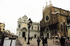 Слева от церкви - ренессансное здание Скуолы Гранде-ди-Сан-Марко с двумя львами при входе. Сейчас там находится госпиталь.

