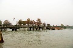 Маццорбо с Бурано соединен деревянным мостом