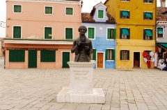 Памятник уроженцу Бурано композитору XVII века Бальдассаре Галлупи, автору 112 опер.